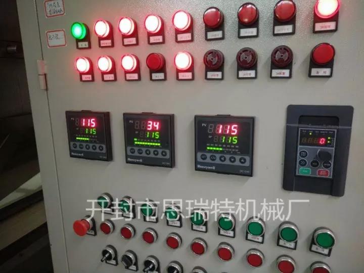 間歇式熱風循環烘干機在廣州投入生產2.jpg
